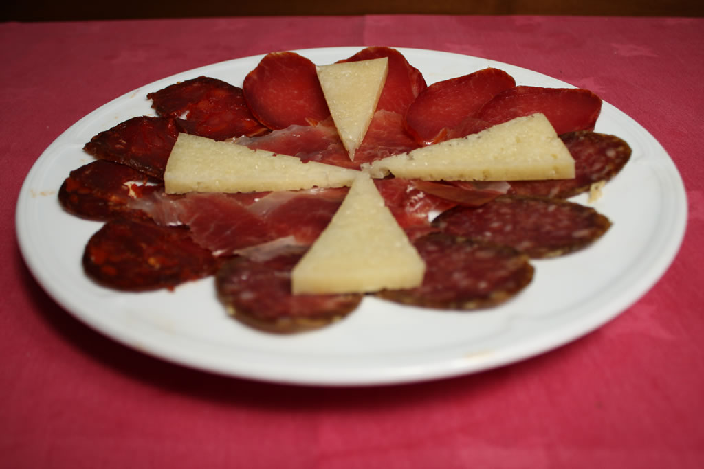 Jamón, lomo ibérico de bellota y queso canario