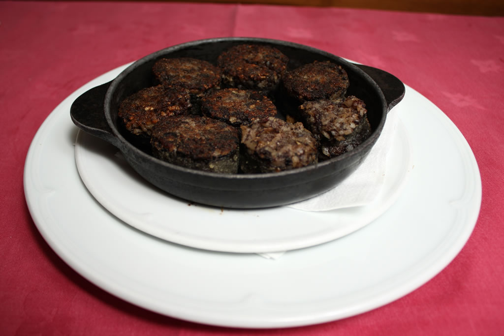 Revuelto de morcilla de burgos y ajetes tiernos